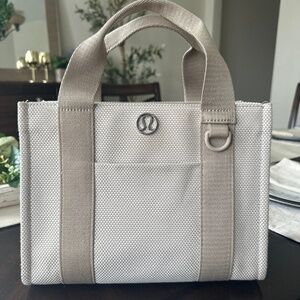 Lululemon two tone canvas bag. 4.5L